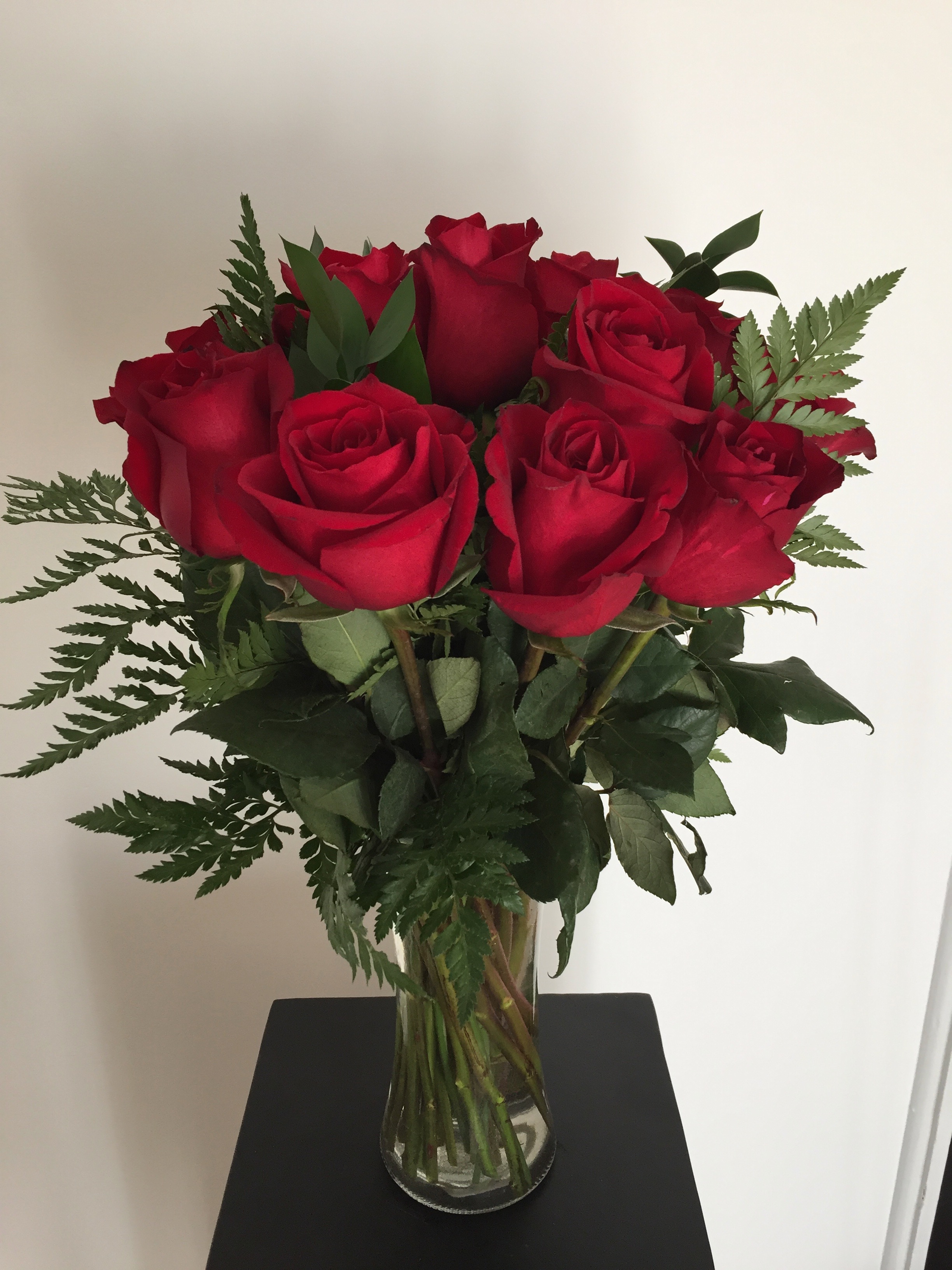 tâmplar Curs de coliziune Supravieţui  Red Rose Vase Arrangement - Frances Dunn Florist